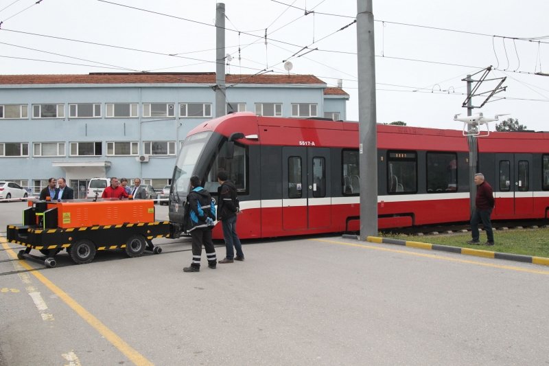 TRAMVAYDA YERLİ UZAKTAN KUMANDALI ÇEKİCİ