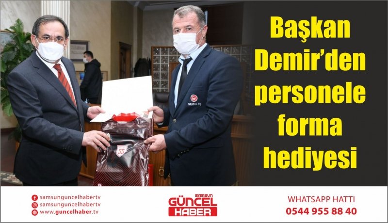 Başkan Demir’den personele forma hediyesi 