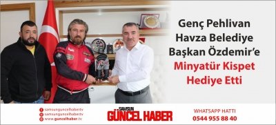 Genç Pehlivan Havza Belediye Başkan Özdemir’e Minyatür Kispet Hediye Etti