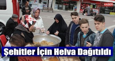 Şehitler İçin Helva Dağıtıldı